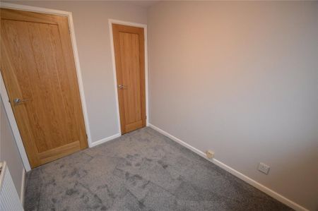 3 bedroom flat to rent - Photo 4