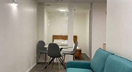 2 Bedroom, Fully Furnished in the Heart of the CBD - Photo 2