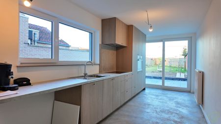 Volledig gerenoveerde woning met ruime tuin te huur! - Photo 2