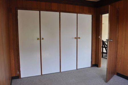 LARGE 5 BEDROOM HOME - Photo 2