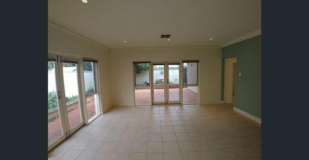 EXECUTIVE LIVING CLOSE TO SCHOOLS, SHOPPING AND TRANSPORT - Photo 1