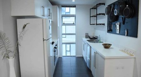 Three bedroom Central Apt w/ Balcony - Photo 5