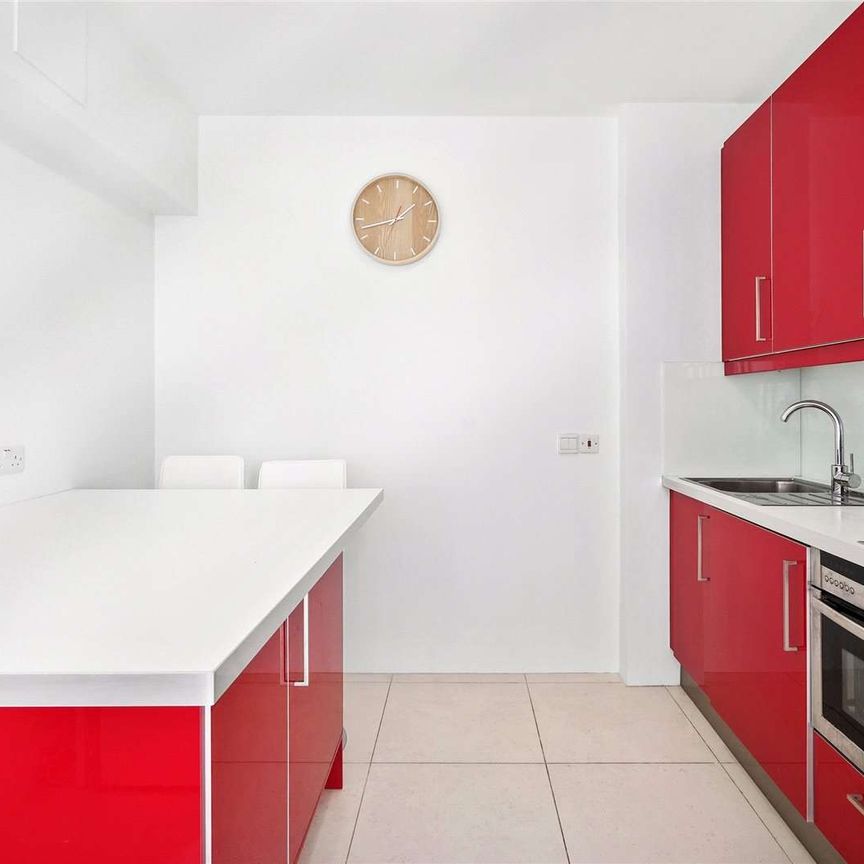 Beautiful modern 1 bedroom apartment, immaculately presented and beautifully furnished. With concierge and stunning roof top terrace. - Photo 1