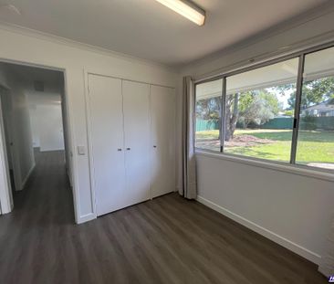 Quiet Cul-de-Sac Living – Walk to Town & Parklands - Photo 4