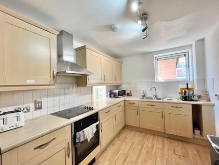 1 bedroom in a flat share to rent - Photo 3