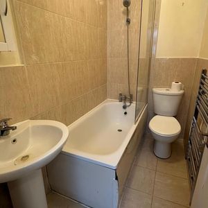 3 bedroom flat to rent - Photo 3