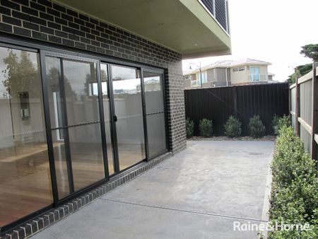 1/5-6 Chelsworth Place, Caroline Springs, VIC 3023 - Photo 3