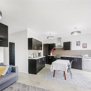 Modern 2-Bed, 2-Bath Home with Double Garage – South Wentworthville - Photo 2