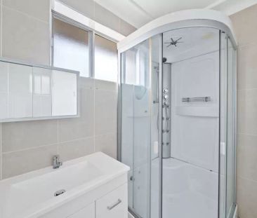 Bright Two-Bed Apartment in Campsie - Photo 3