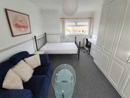 Bedroom Detached House In Wallisdown, BH12 - Photo 3