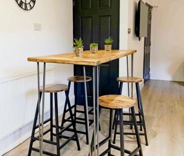 6 Beds 2 Baths - Photo 2