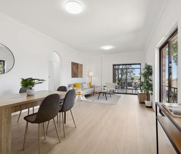 Spacious Top-Floor 2-Bed Apartment in Hurstville – Walk to Everything! - Photo 1