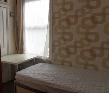 Room in a Shared House, Winsdon Road, LU1 - Photo 2
