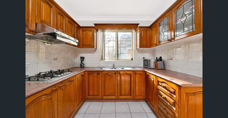 Full brick family sized townhouse with house like proportions - Photo 5