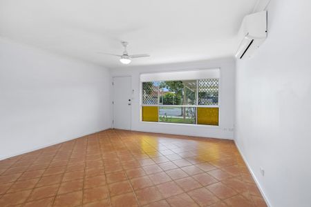 Spacious family home + separate studio, minutes to the beach! - Photo 3