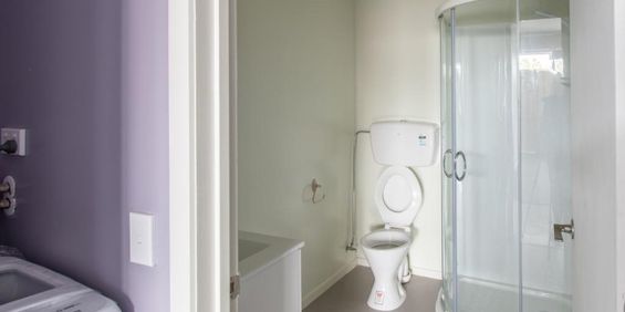 Spacious studio unit! - Photo 3