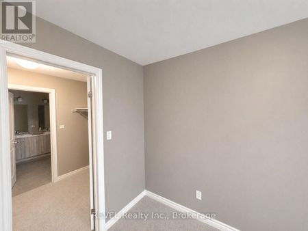 For Lease - 9 CAROLINE Street, Welland, Ontario - Photo 2