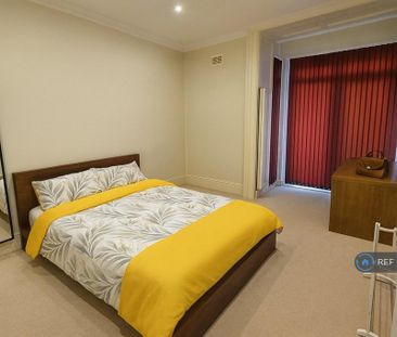 1 bedroom in a flat share to rent - Photo 2