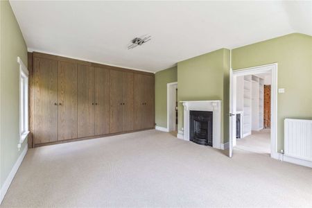 A charming detached family home in the New Forest - Photo 5