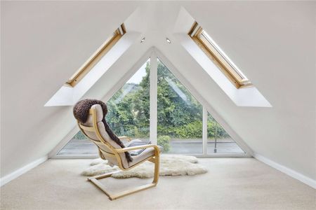 A modern and deceptively spacious detached home near the river and station, with well-presented interiors and a lovely layout - Photo 2