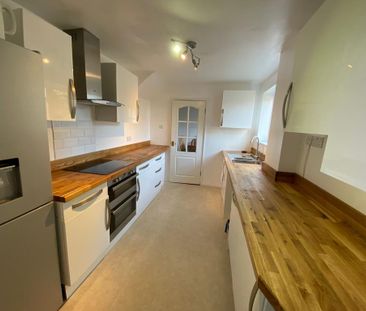 4 bedroom semi-detached house to rent - Photo 5