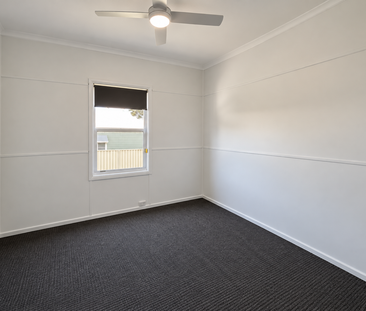 CHARMING THREE-BEDROOM HOME, BEAUTIFULLY REFRESHED THROUGHOUT - Photo 3