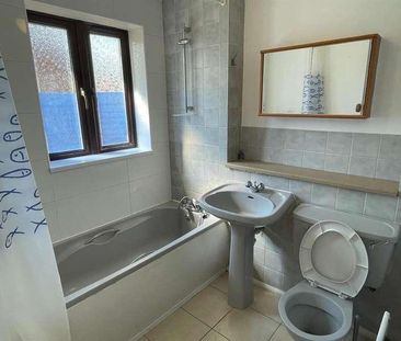 Dutch Barn Close, Stanwell, TW19 - Photo 4