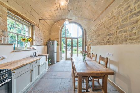 4 bedroom semi-detached house to rent - Photo 4