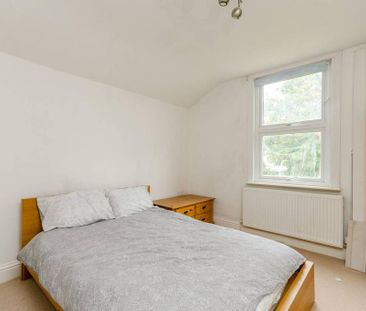 3 bedroom flat to rent - Photo 4