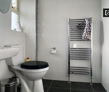 Room in a shared 5-bedroom flat for rent in Rathfarnham - Photo 2