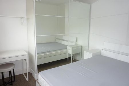 1 bedroom Flat To Let - Photo 2