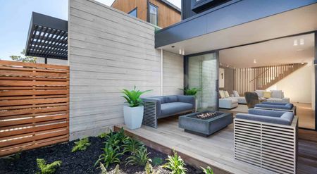 Near New High Quality Townhouse - Photo 4