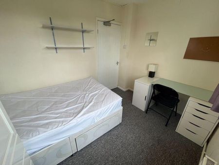 4 bedroom apartment to rent - Photo 3