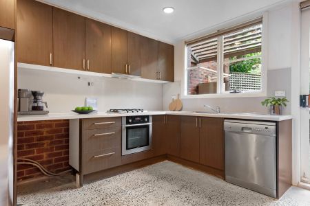 Inner City Lifestyle Perfection – Updated throughout! - Photo 2