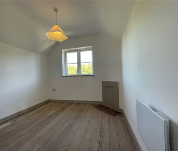 Newly refurbished 3 bed character cottage in sought after Wash Common. - Photo 4