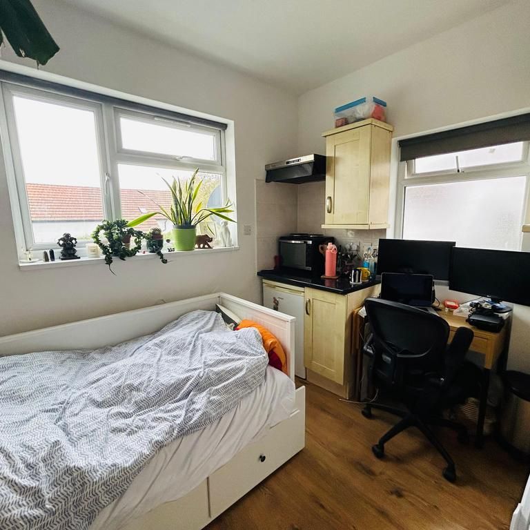 Studio to rent - Photo 1