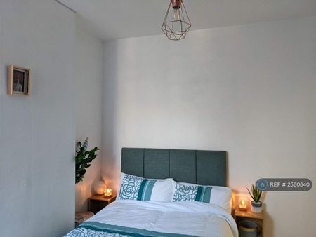 1 bedroom in a flat share to rent - Photo 4