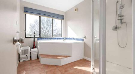 5 bedroom Family home in double cal de sac - Photo 2