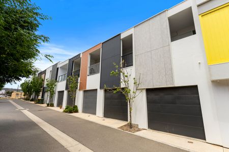 Extra Large Designer Style 3 Storey Terrace Home - Photo 4