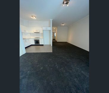Neat, Spacious & Exceptionally Located Ground Floor Unit - Photo 6
