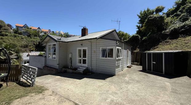 Spacious 4-Bedroom Family Home on Bluff Hill. - Photo 1