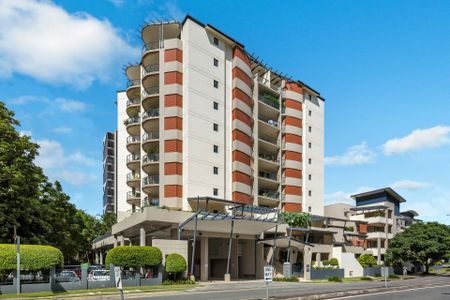 Light-Filled Apartment with Leafy Balcony in Toowong - Photo 2