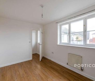 Clark Grove, Ilford, IG3 - Photo 2