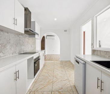 Newly Renovated 4 Bedroom - Photo 3