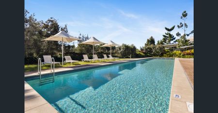 Spacious 1 Bedroom 1 bathroom with 2 carparks Unit! HUGE balcony! Beautiful Resort-style living environment - Photo 2