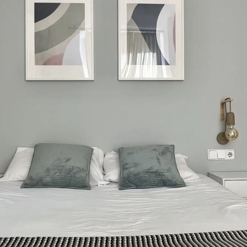 Fashionable room for rent in 6-bedroom apartment in Centro, Madrid - Foto 1