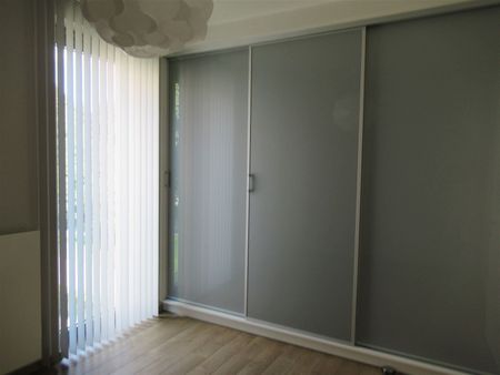 Appartement met 2 slpk's, terras en garage in centrum van Sint-Truiden. - Photo 5