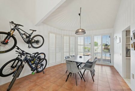 WATERFRONT FAMILY HOME - Photo 4