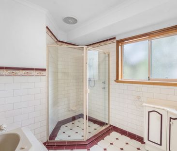 Hillside Elegance Meets Family Function: A Stirling Sanctuary Awaits - Photo 6