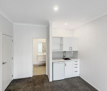 Immaculate townhouse with granny flat, solar & high spec finishes! - Photo 2